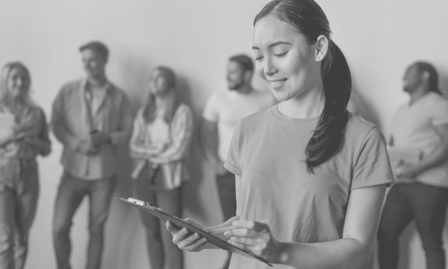 Équipe travaillant sur la planification budgétaire d'un événement